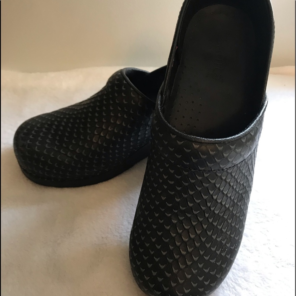 Size 39 sanita black textured clog